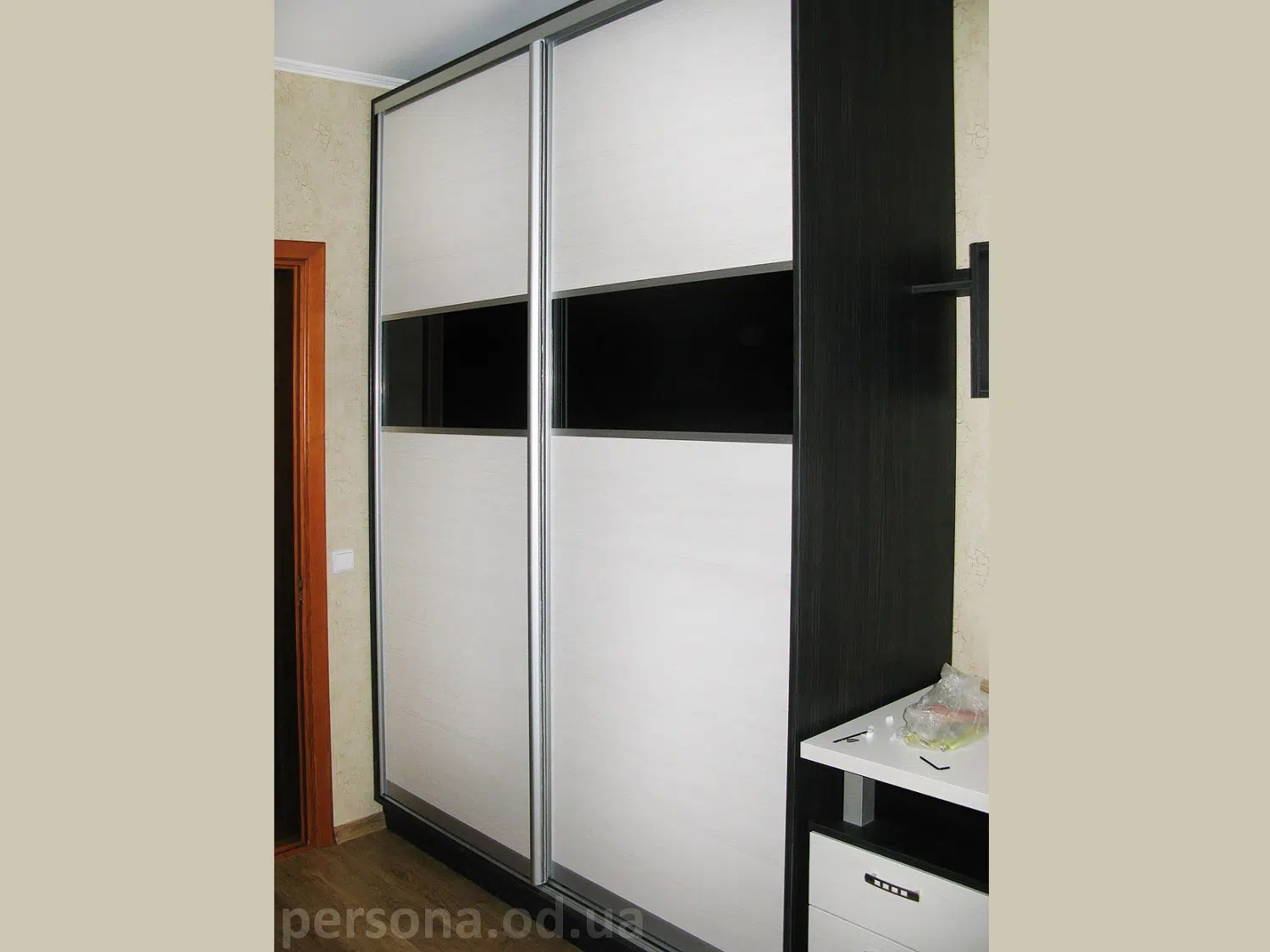 Black-and-white wardrobe in a teenager’s room