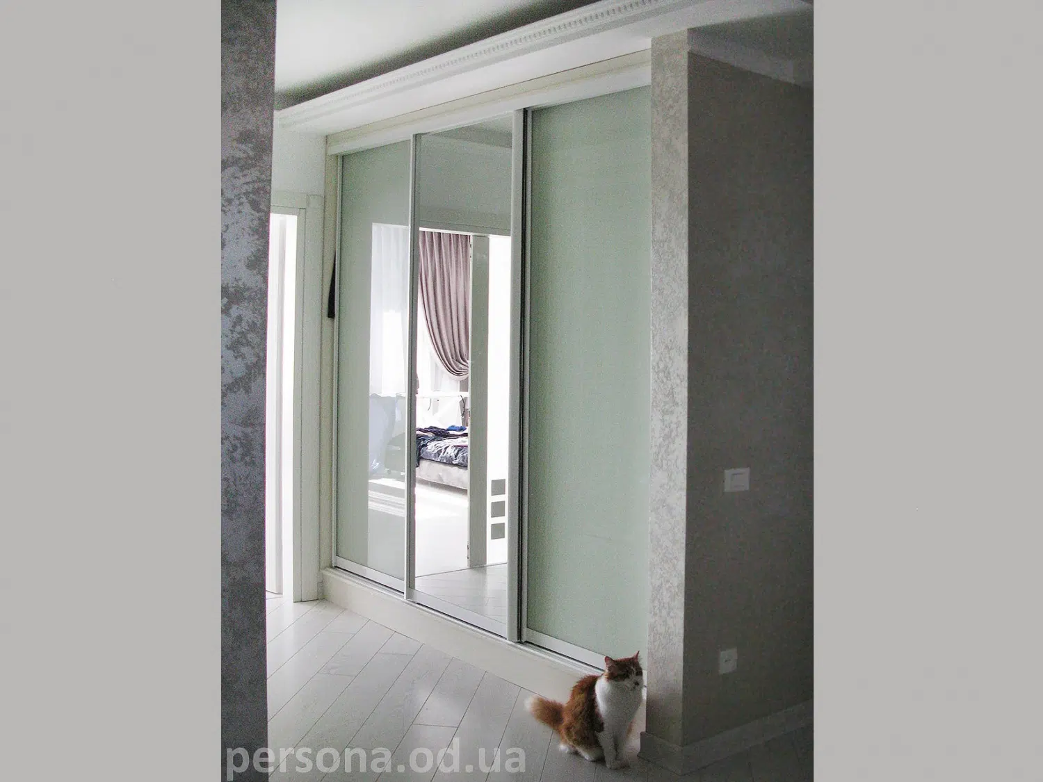 Facing wardrobes with mirror and glass