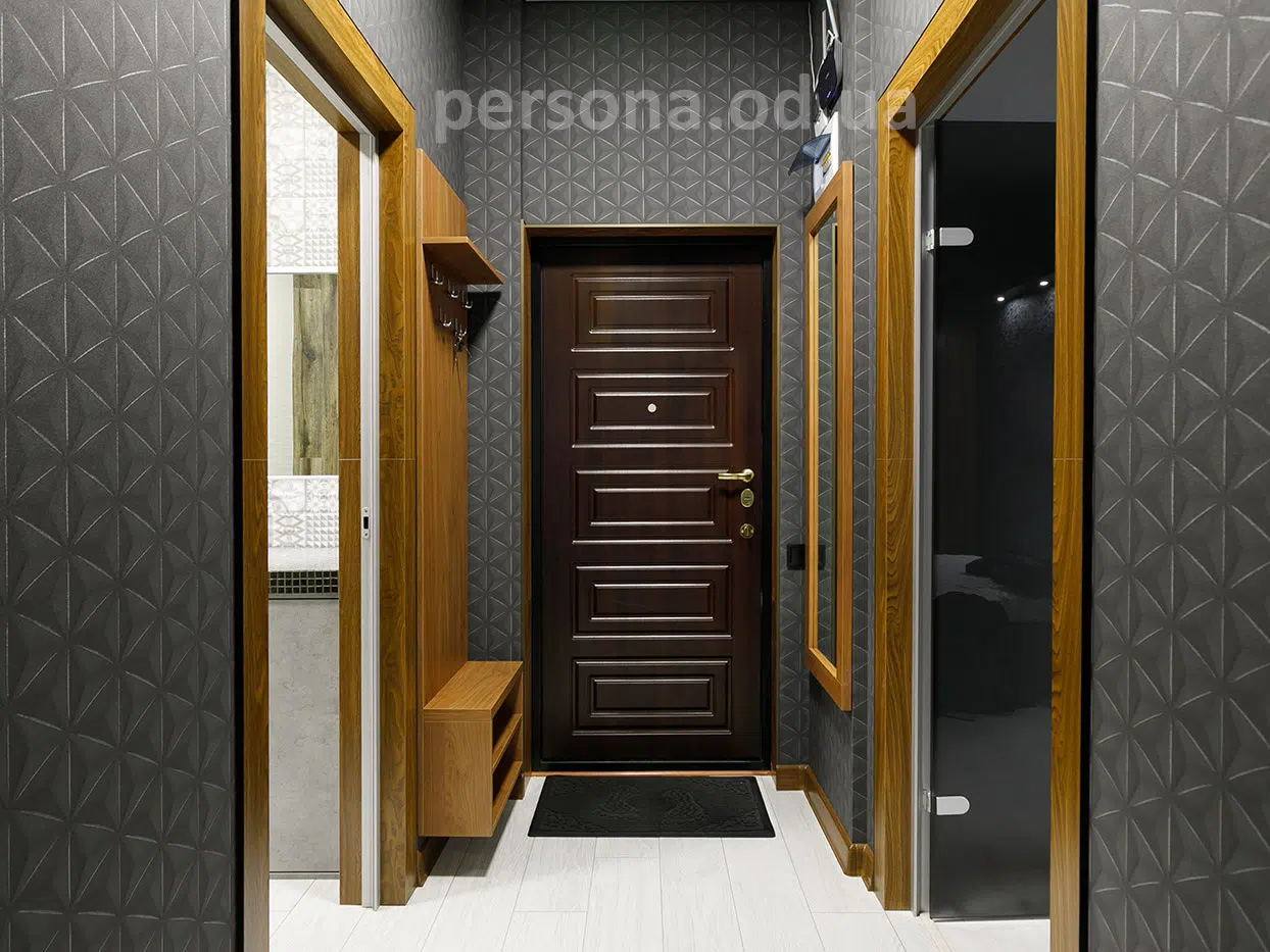 Coat rack and mirror by the entrance