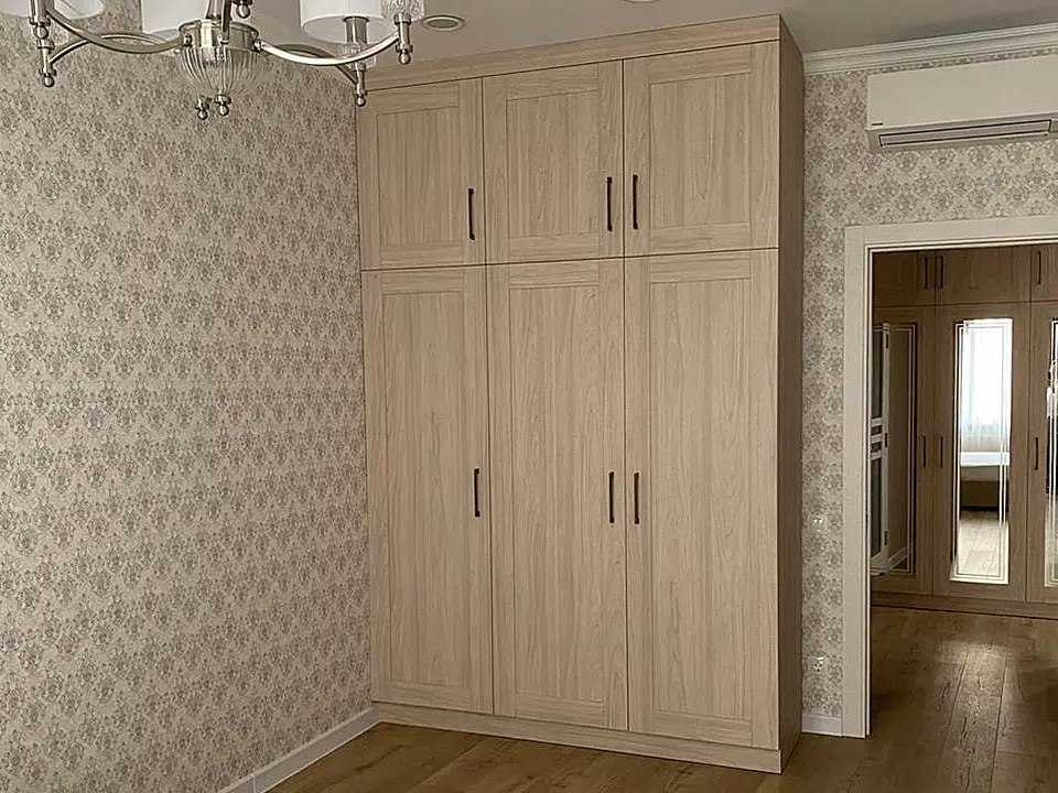 Распашные шкафы с зеркалами и без, гардеробная