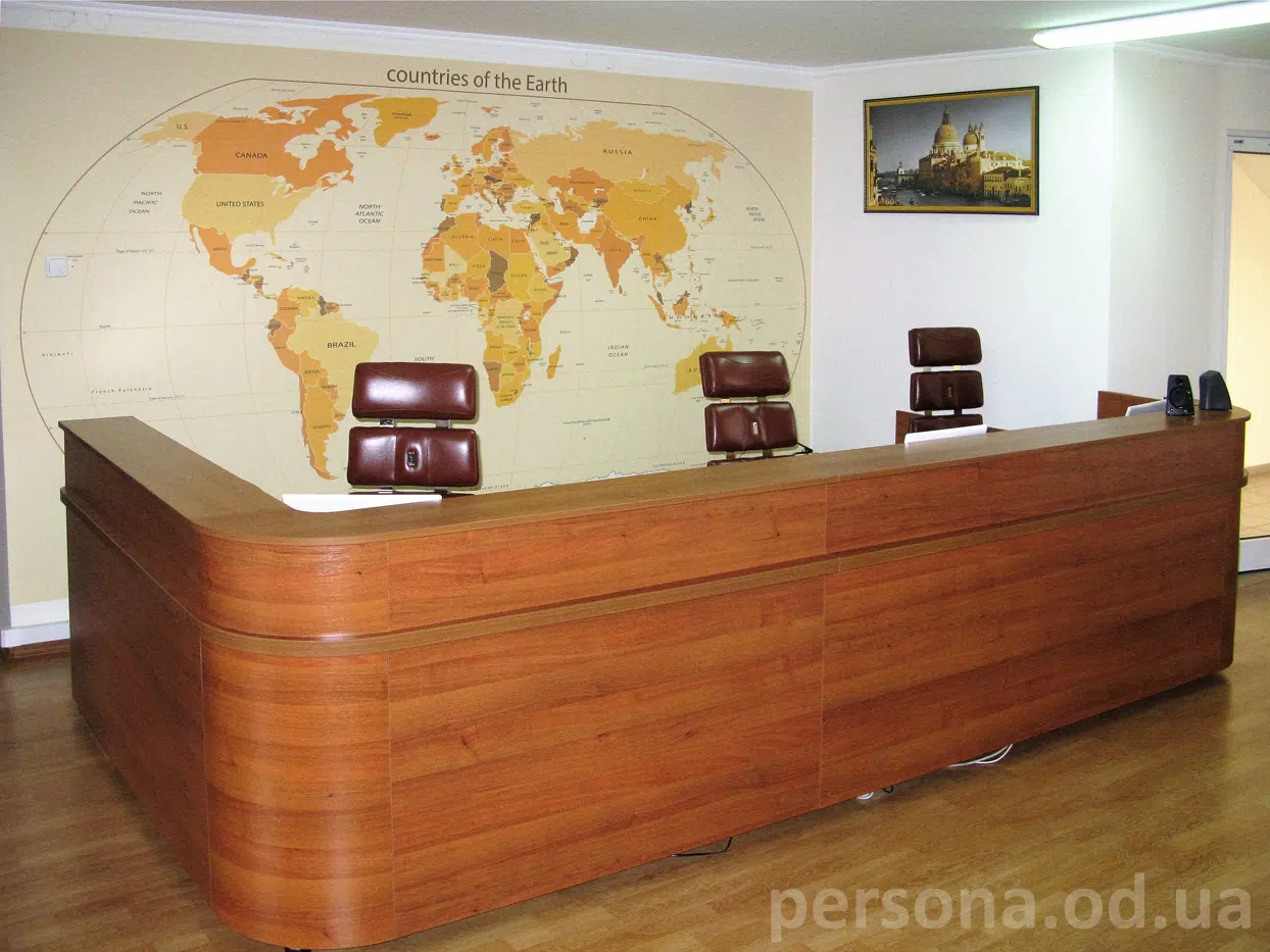 Офісний стіл на три робочих місця