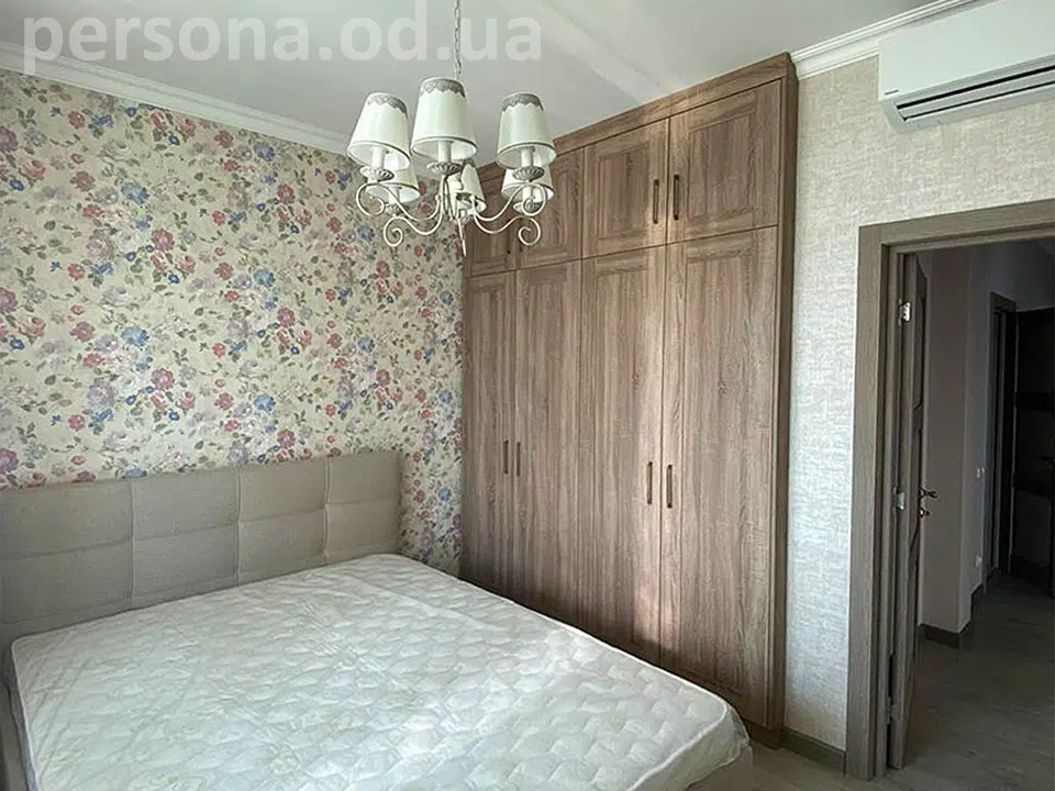 Wardrobe in a bedroom niche