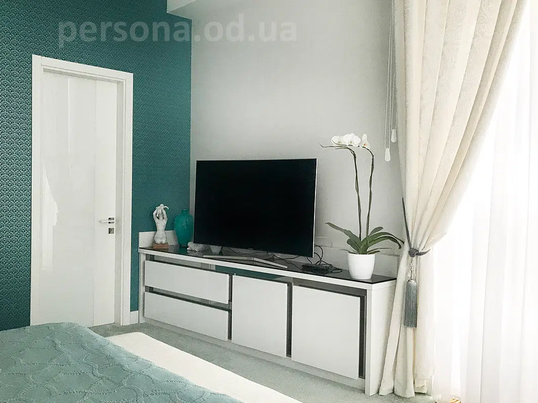 Viistottu TV-taso makuuhuoneessa