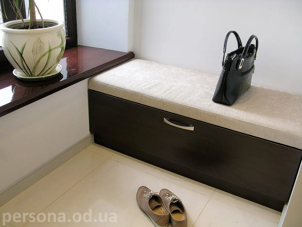Wardrobe and upholstered seat by the entrance
