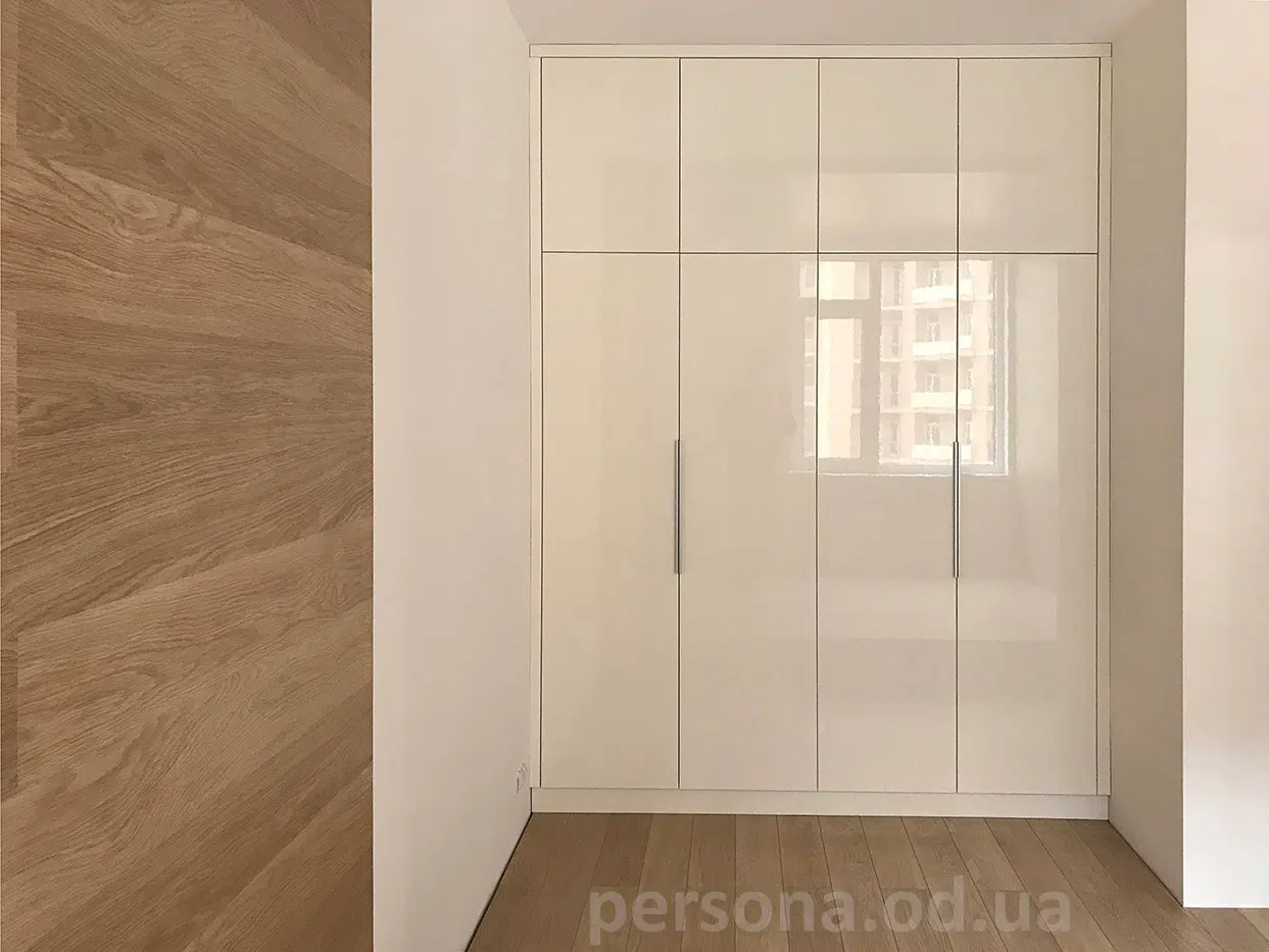 Light, airy wardrobe in a kids’ room