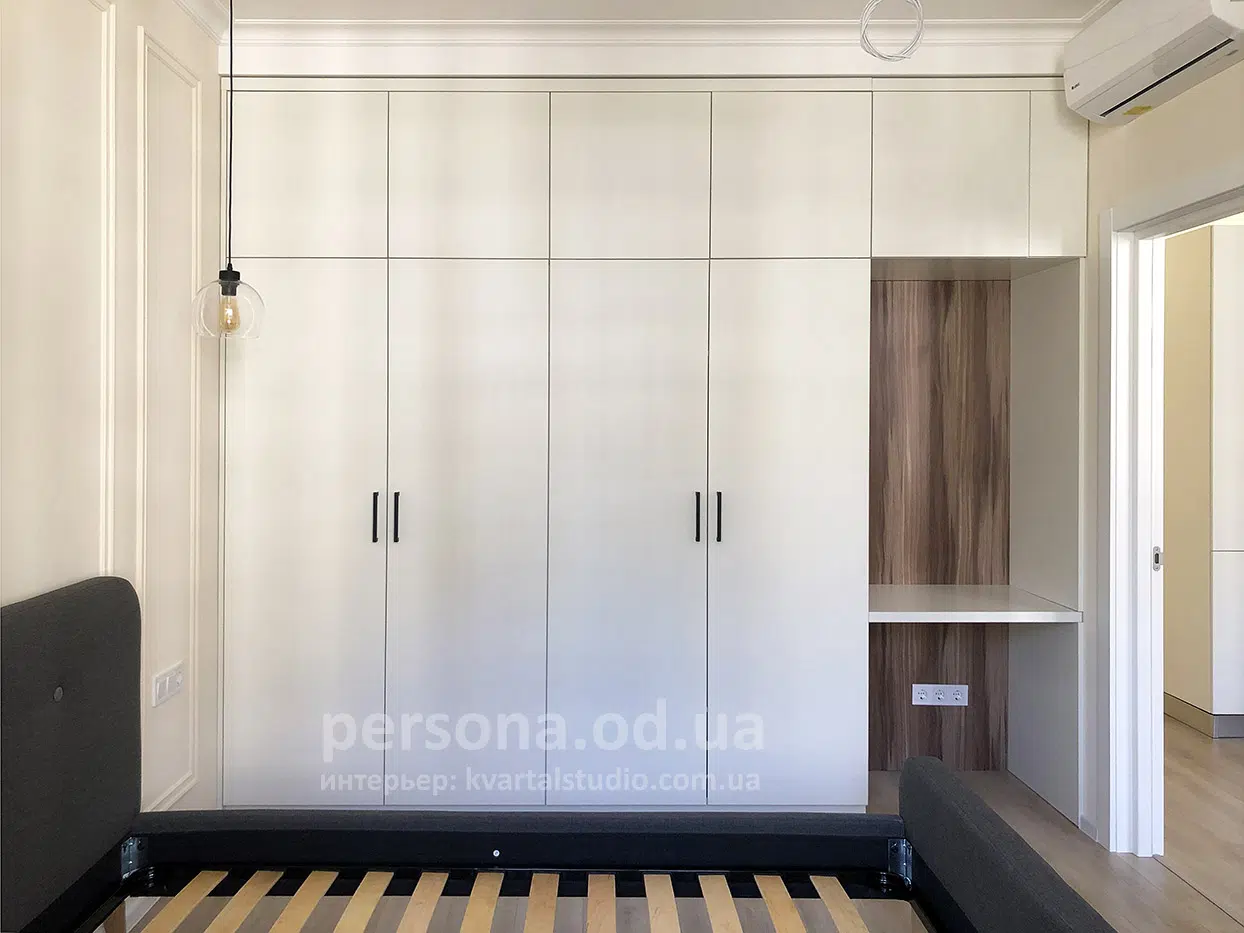 Makuuhuoneen saranaovikaappi