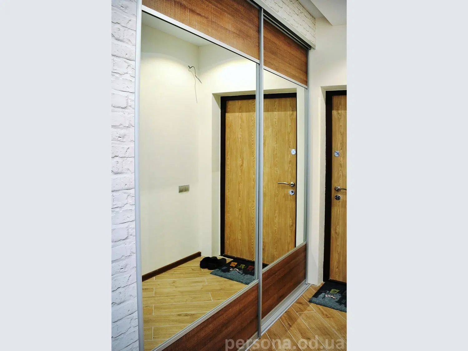 Wardrobe in a hallway niche