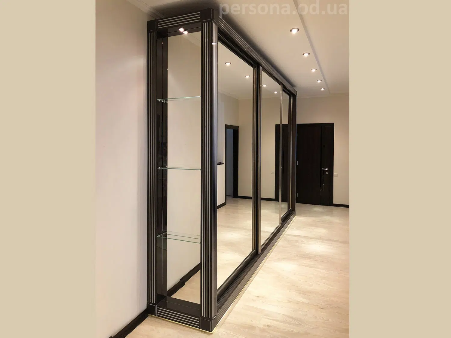 Classic-style sliding wardrobe with a mirror