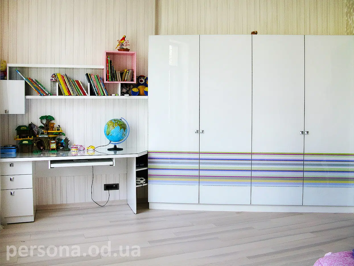 Kids’ room with colourful stripes